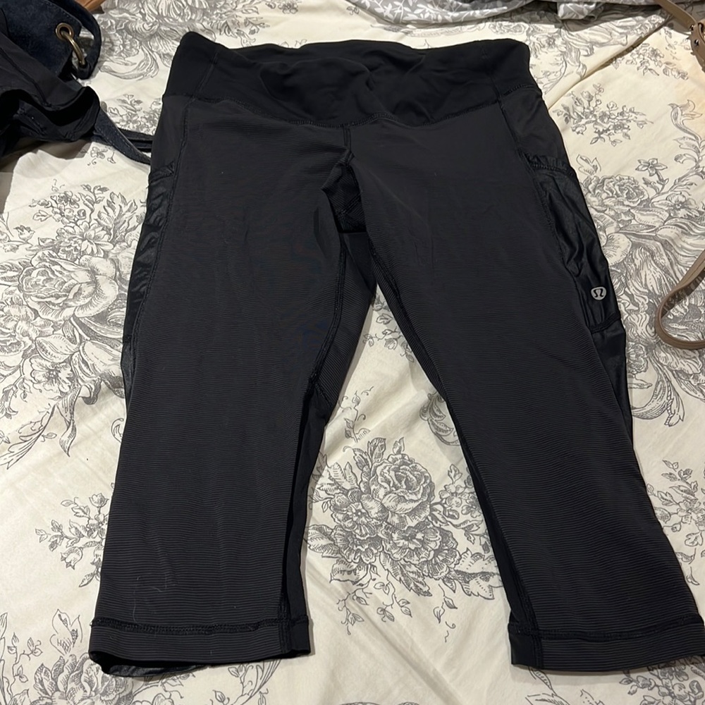 Lululemon short running leggings (hits at knee)